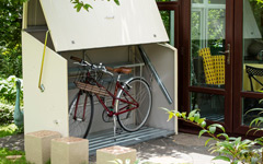 おしゃれな自転車置き場。一際シンプルなステンレス製駐輪スタンド。