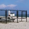海の見える砂浜にフェンスを4枚設置しているイメージ