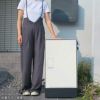 玄関の郵便ポストの下に置かれている宅配ボックスの設置イメージ。宅配ボックスはホワイト、幅木（台座）はブラック。