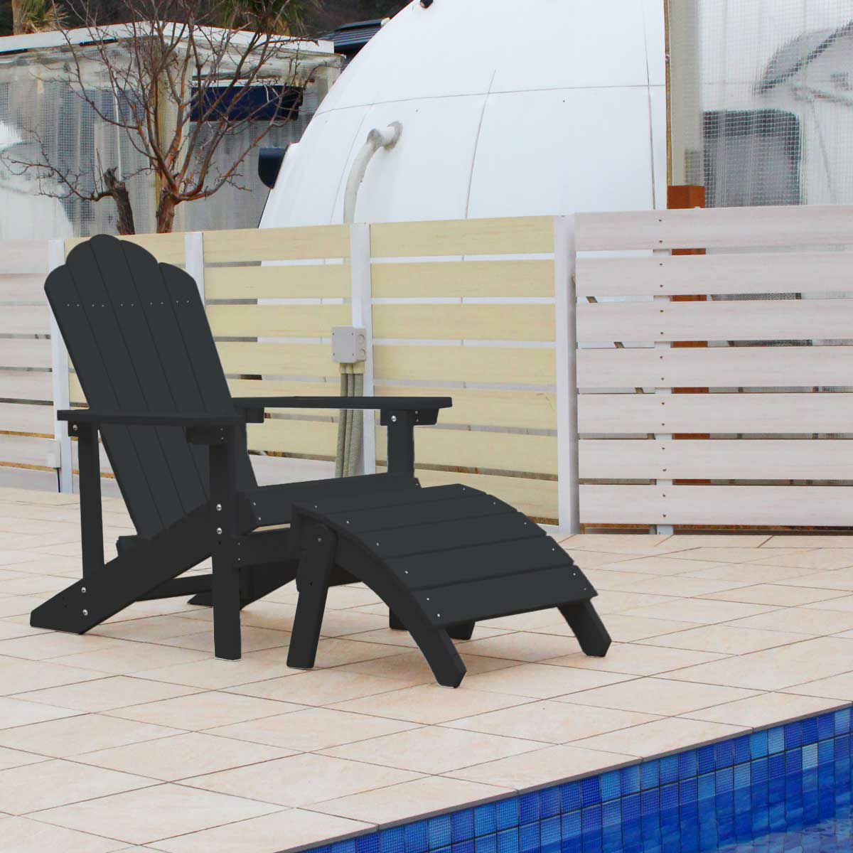 プールサイドにブラックのラウンジチェアが置いてある