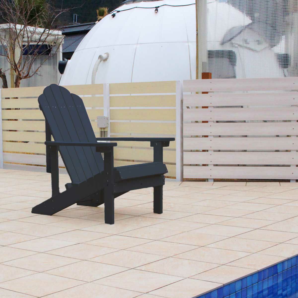 プールサイドにブラックのラウンジチェアが置いてある
