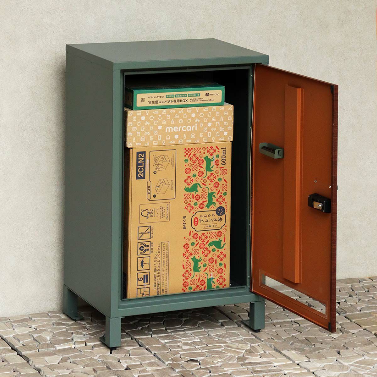 フォレストグリーンの宅配ボックスの設置イメージ。正面扉が開いていて、中に満杯の荷物が入っている様子。
