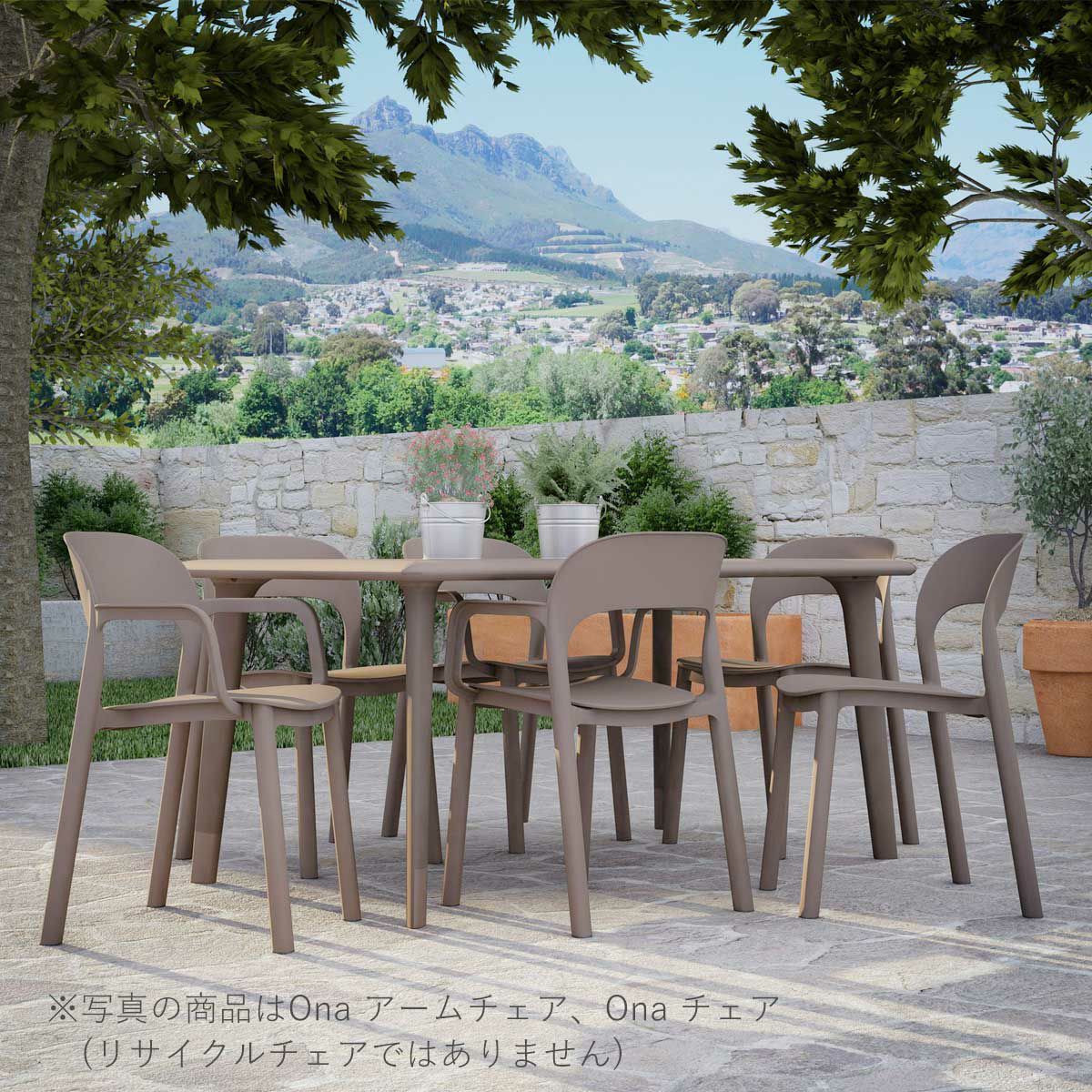 石畳の屋外にダイニングチェアと6脚のチェアが置かれている画像。