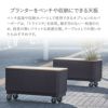 NUストライプ専用カバーボード使用例の画像です。NUストライプ1000のブラックに、オプションでキャスターが付いています。カバボード手前は穴なし、奥は穴ありです。