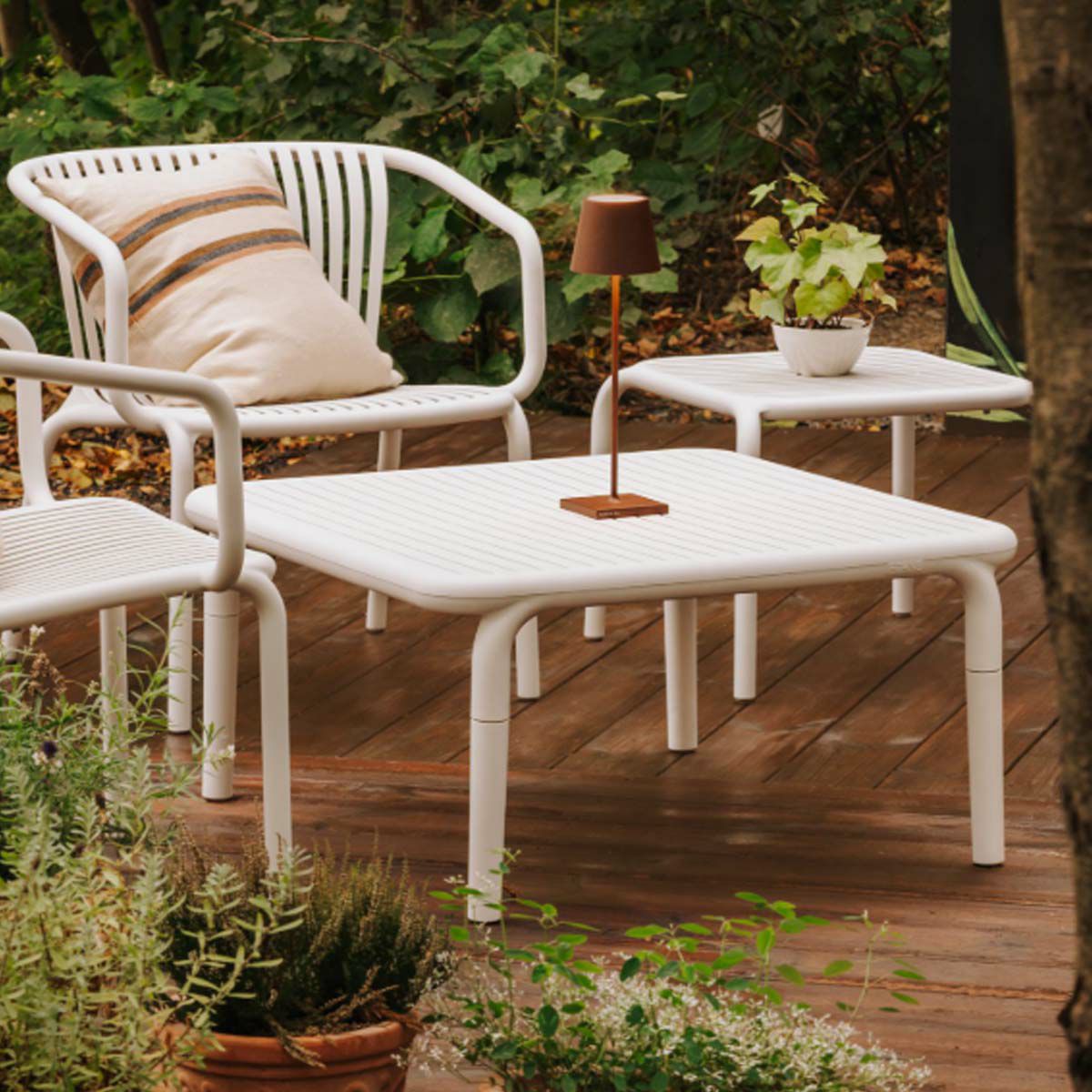 サンドベージュのテーブルの設置イメージ。チェアは付属していません（FERNE ブレネ ラウンジチェア）