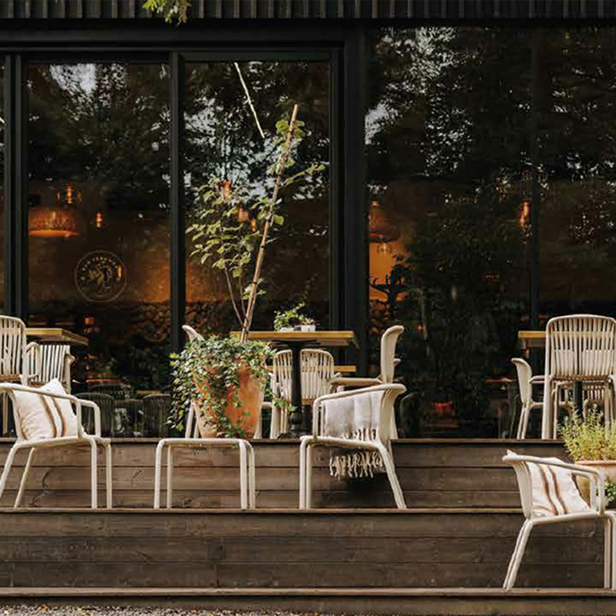 サンドベージュの設置イメージ。チェアは付属していません（FERNE ブレネ ラウンジチェア）