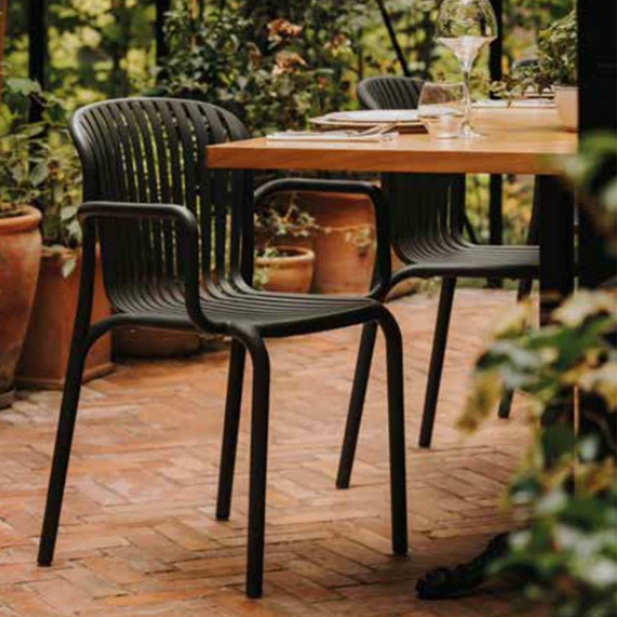 FERNEダイニングチェアARの設置イメージ写真です。テーブルは付属していません。