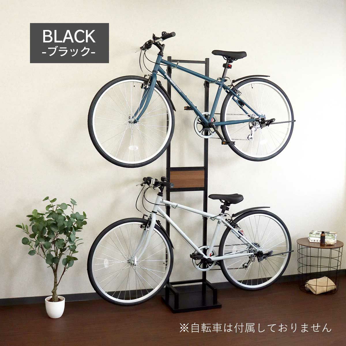ブラックの自転車スタンドが室内に置かれているイメージ画像。スタンドには自転車が2台かけられている。