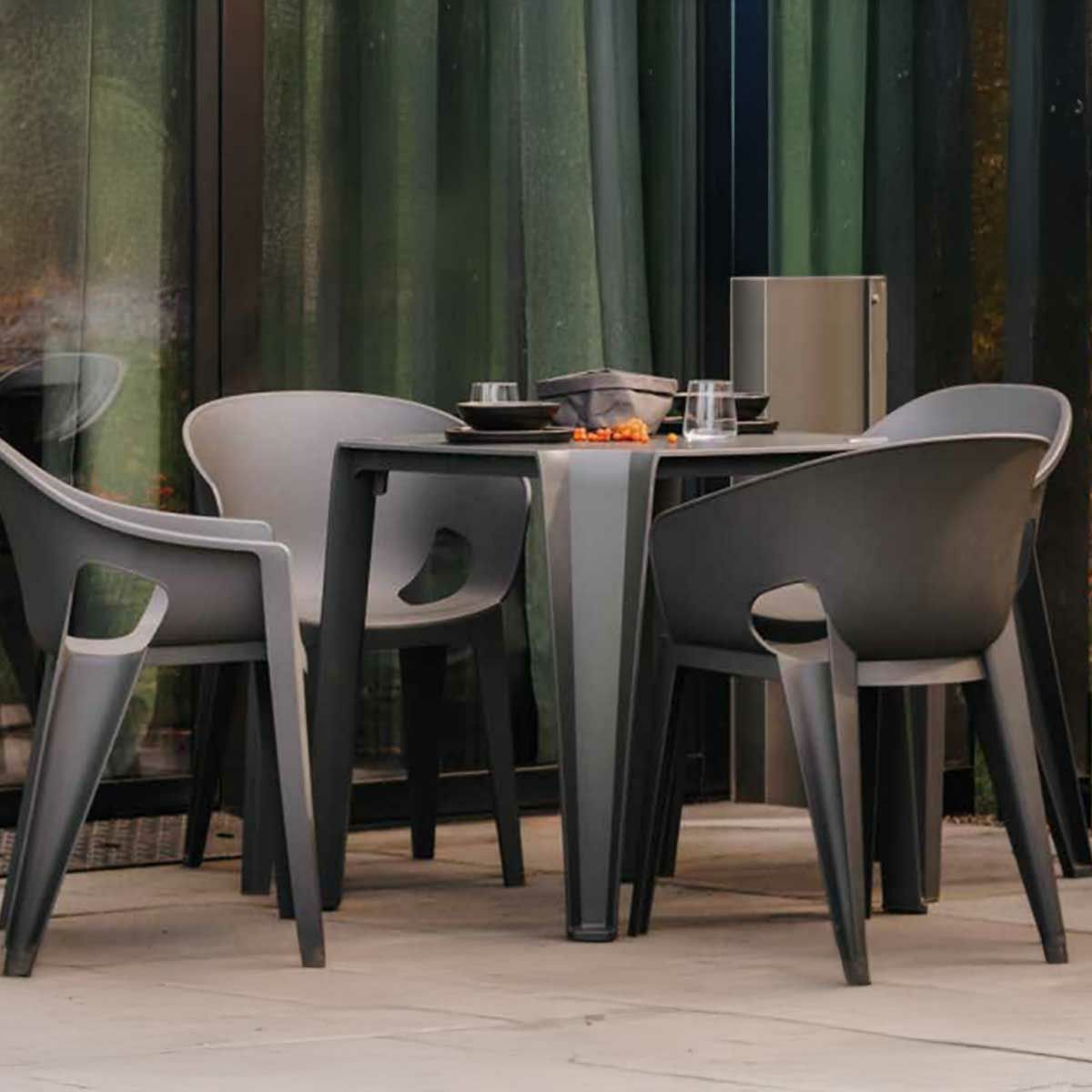 ブラックのダイニングテーブルの設置イメージ画像です。