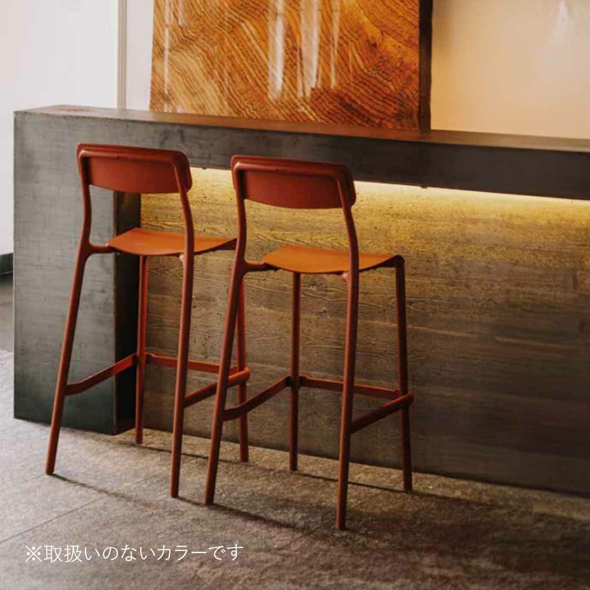 取扱いのないカラーです。FERNEリモバーチェアの設置イメージ画像。カウンターにチェアが2台置かれているところ