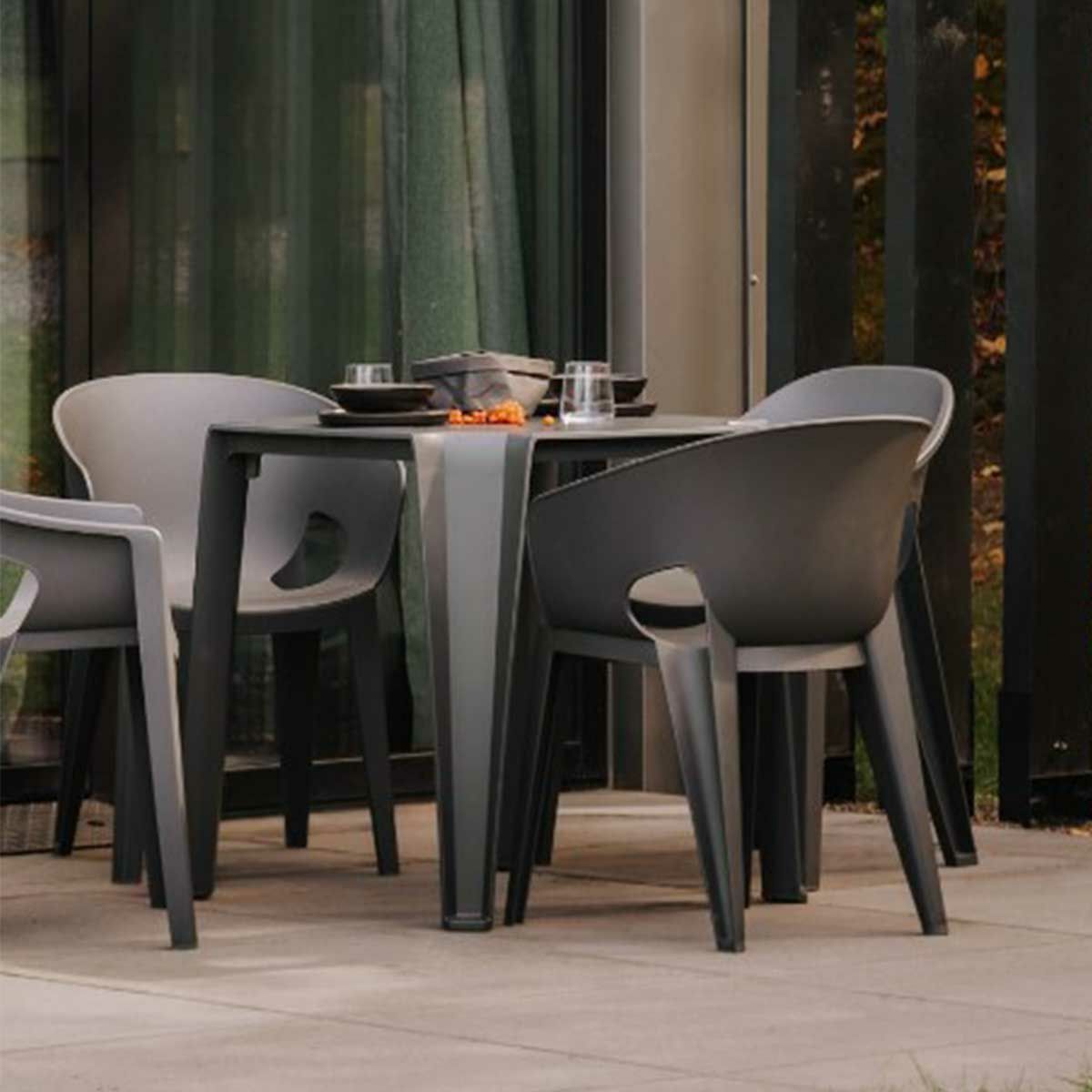 設置イメージの画像です。ダイニングテーブルを囲む4脚のアームチェア。