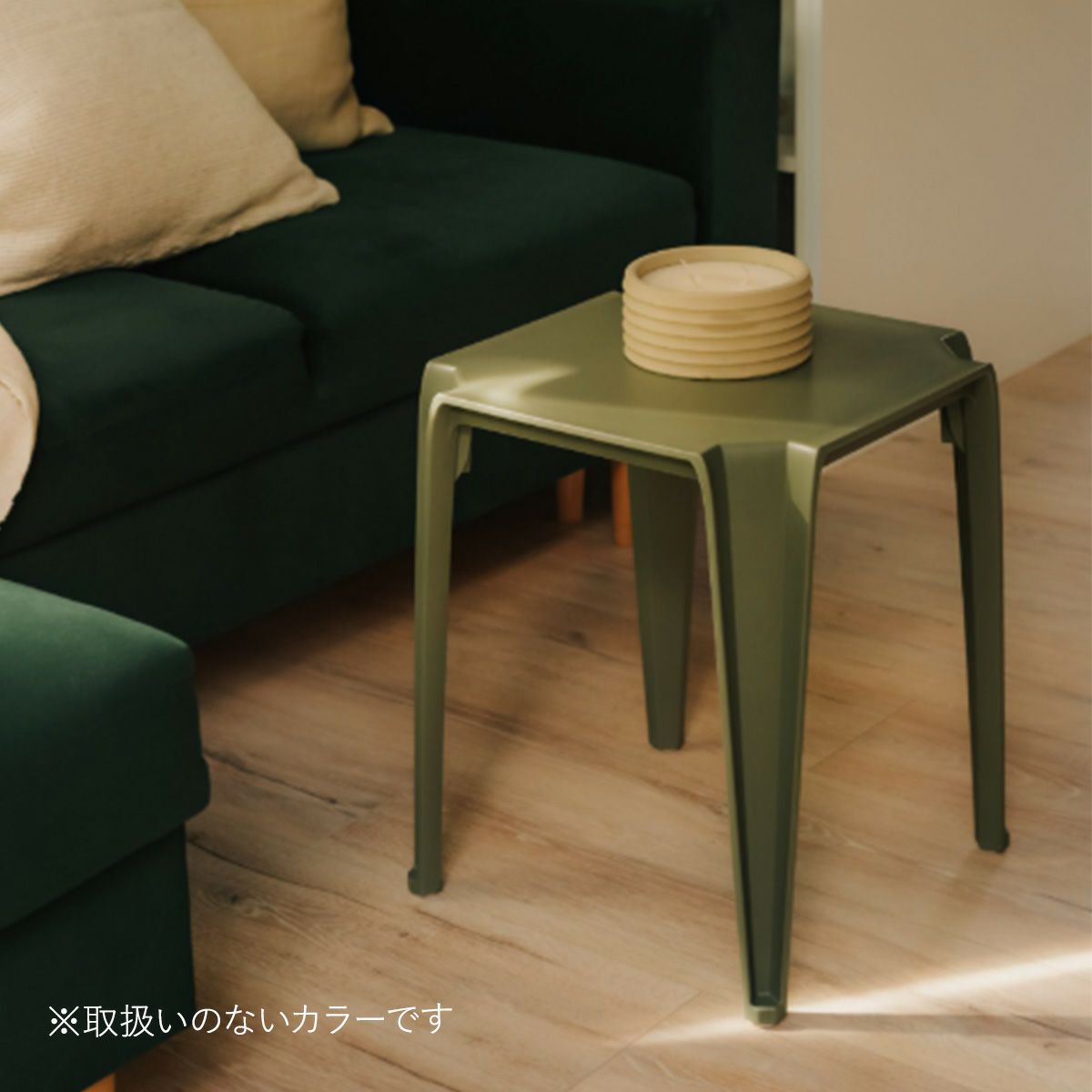 設置イメージ画像。セージグリーンのサイドテーブル＆スツールの画像です。