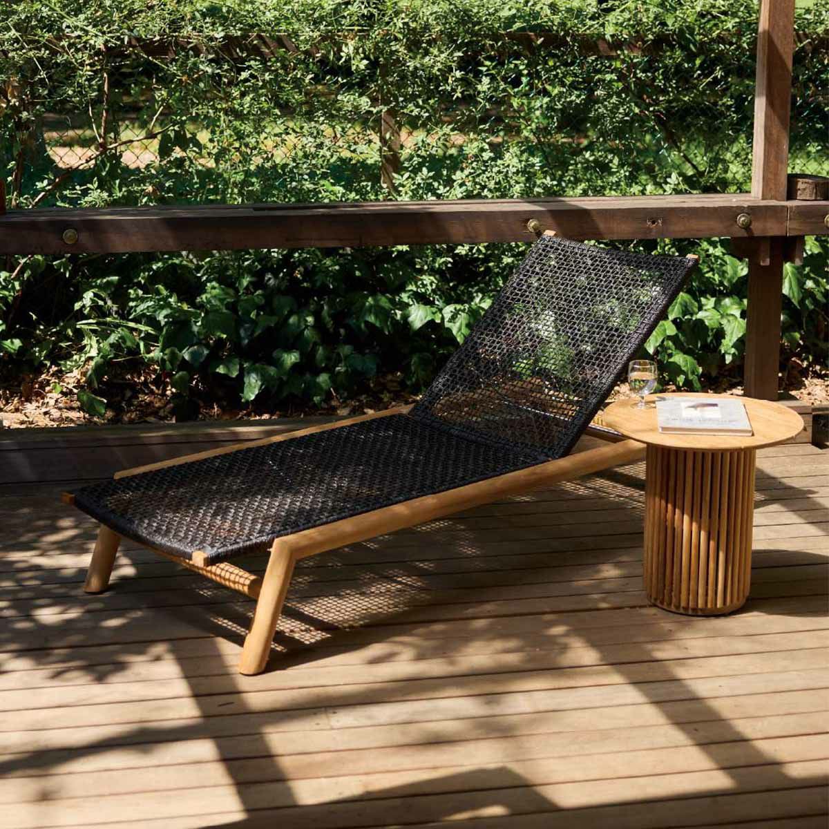 イメージ画像。ウッドデッキにサンベットとテーブルを設置しています。※テーブルは付属していません（アダン チークコーヒーテーブル）