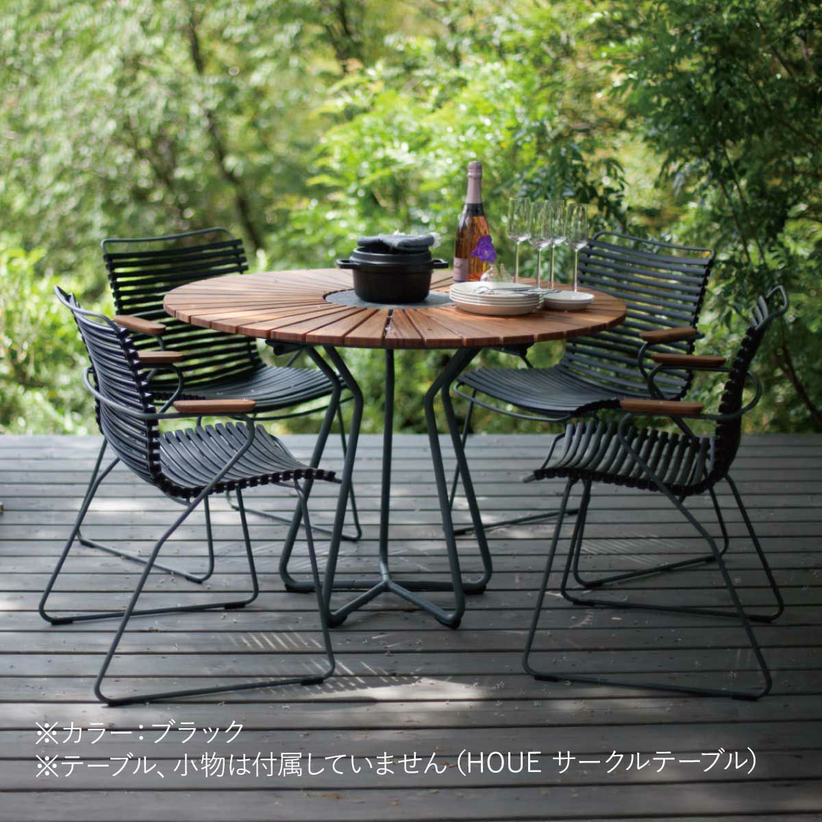 屋外デッキにブラックのダイニングチェア4脚とテーブルの画像です。本商品にはテーブル、小物は付属していません。