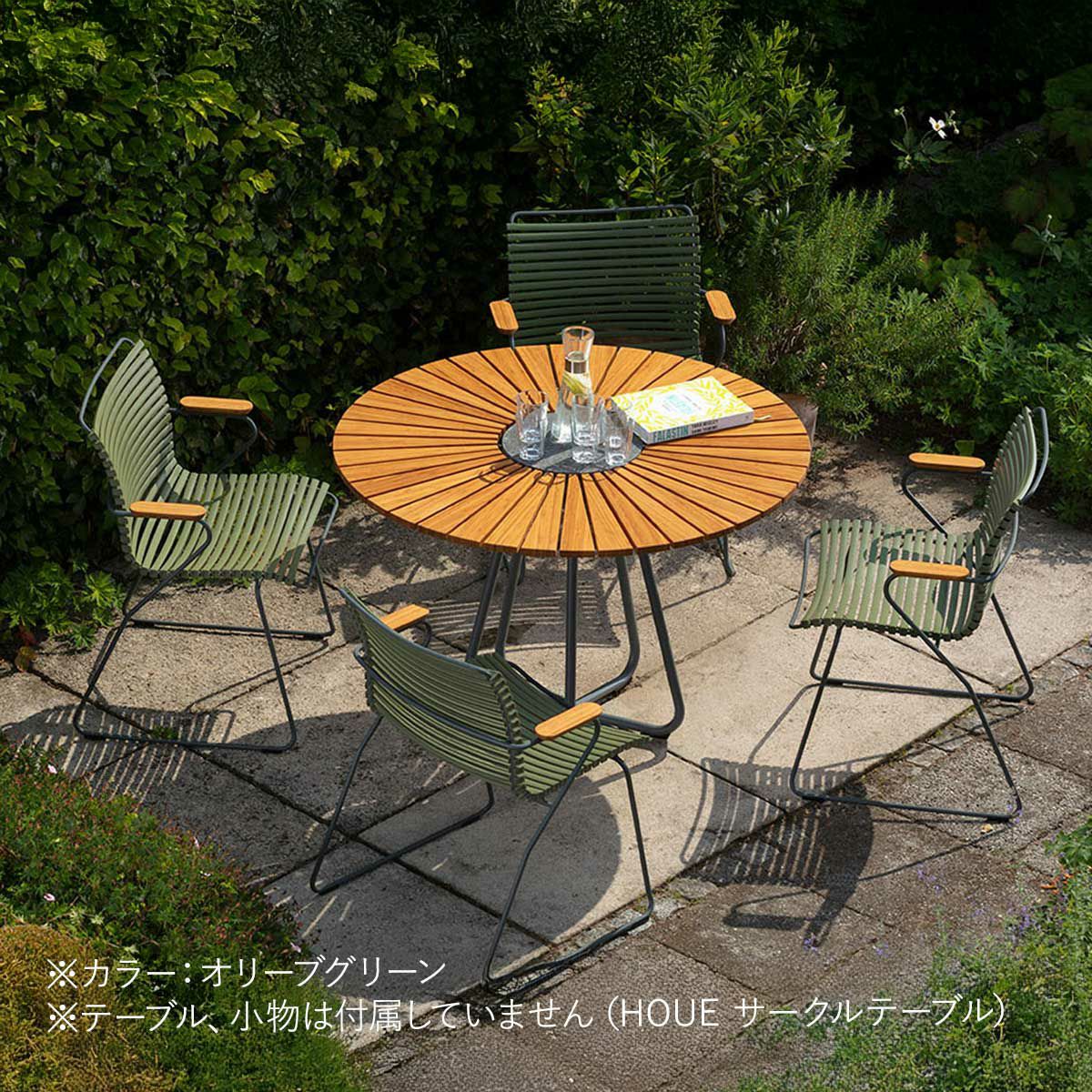 屋外デッキにオリーブグリーンのダイニングチェア4脚とテーブルの画像です。本商品にはテーブル、小物は付属していません。